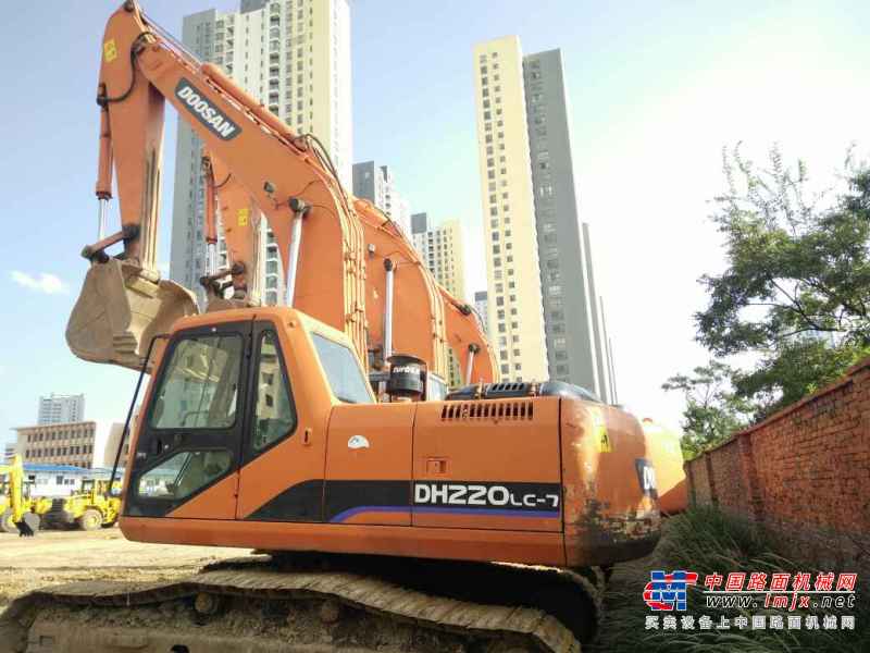 云南出售转让二手5868小时2009年斗山DH220挖掘机