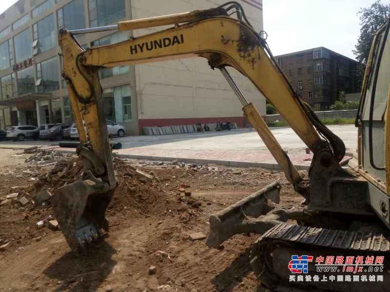 陕西出售转让二手7068小时2010年现代R60挖掘机