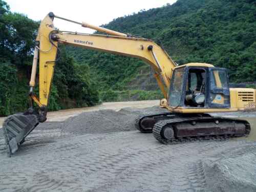 云南出售转让二手17000小时2002年小松PC200挖掘机