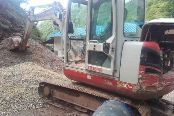 云南出售转让二手8000小时2011年竹内TB160C挖掘机