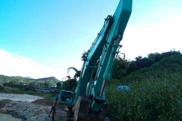 云南出售转让二手16555小时2004年神钢SK330挖掘机