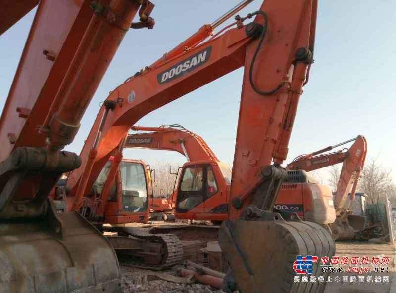 宁夏出售转让二手8000小时2011年斗山DX300LC挖掘机