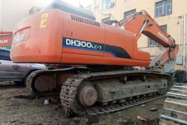 宁夏出售转让二手8000小时2010年斗山DH300LC挖掘机