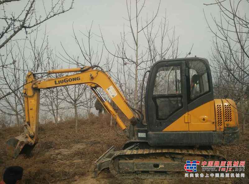 陕西出售转让二手2400小时2014年柳工CLG906D挖掘机