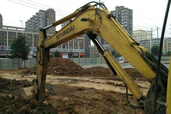 江西出售转让二手8890小时2011年现代R60挖掘机