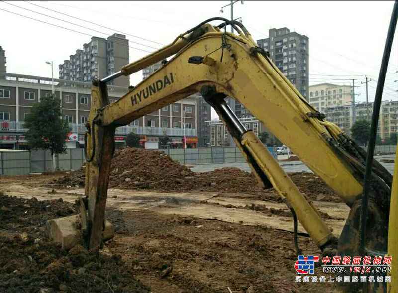 江西出售转让二手8890小时2011年现代R60挖掘机