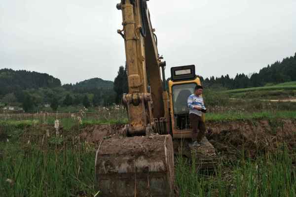 四川出售转让二手8000小时2011年玉柴YC135挖掘机