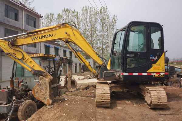 山东出售转让二手18000小时2009年现代R60挖掘机