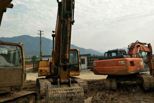 湖南出售转让二手9000小时2009年现代R215挖掘机