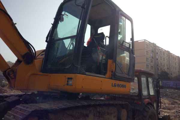 陕西出售转让二手4000小时2014年龙工LG6065挖掘机