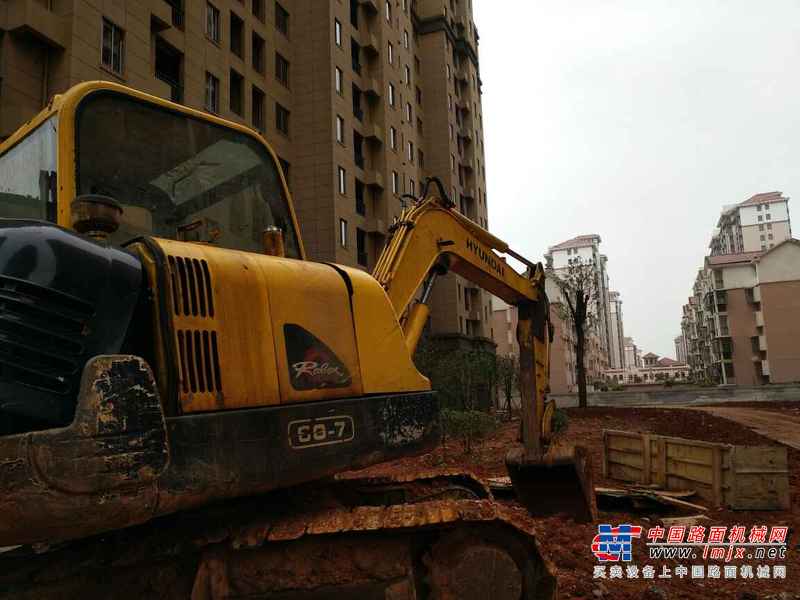 江西出售转让二手9000小时2009年现代R60挖掘机