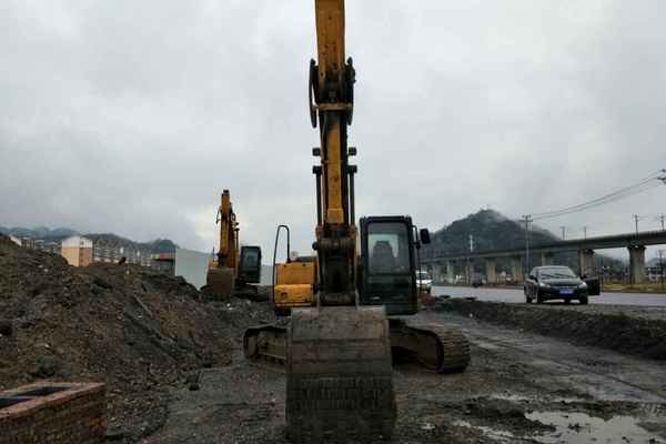 江西出售转让二手9000小时2010年现代R215挖掘机
