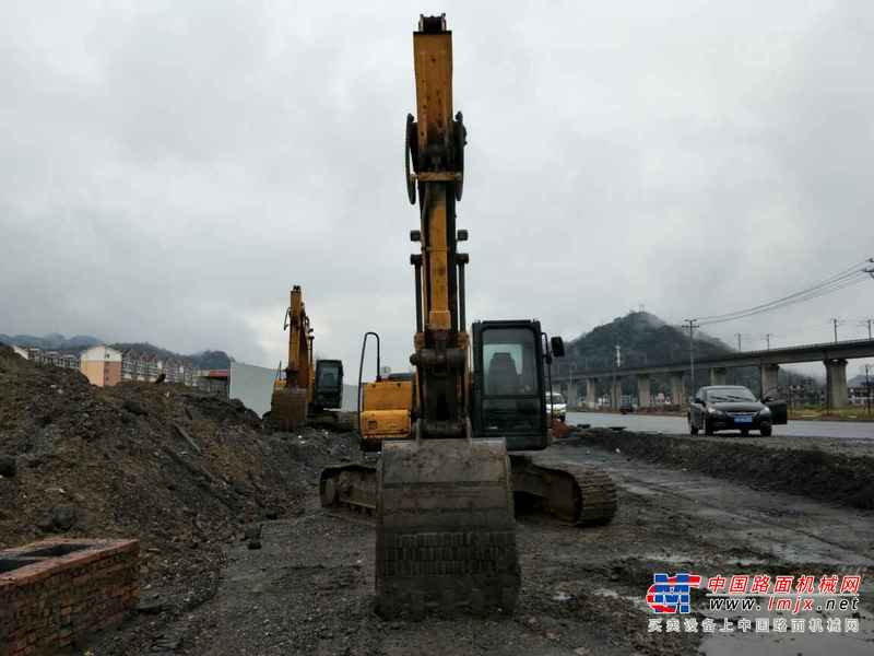 江西出售转让二手9000小时2010年现代R215挖掘机