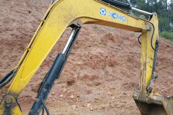 湖北出售转让二手8000小时2012年徐工XE60挖掘机