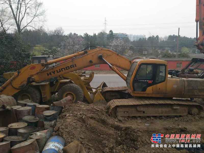 河南出售转让二手14580小时2004年现代R300LC挖掘机