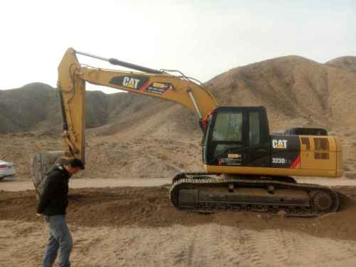 甘肃出售转让二手3500小时2014年卡特彼勒323D2L挖掘机