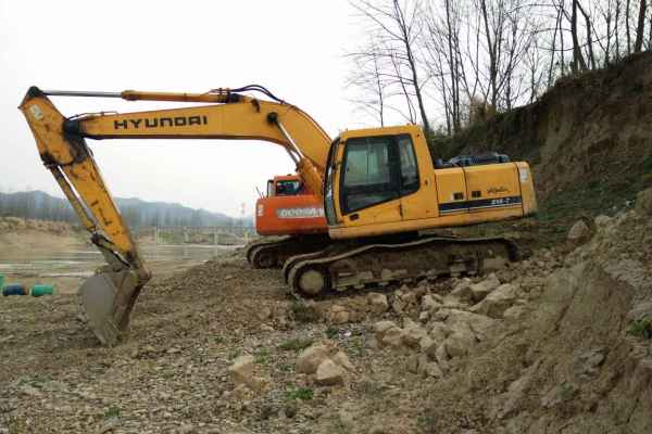 安徽出售转让二手12000小时2008年现代R215挖掘机
