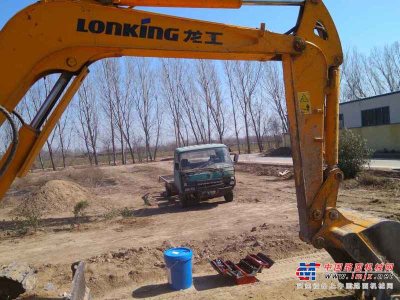 山东出售转让二手2000小时2015年龙工LG6065挖掘机