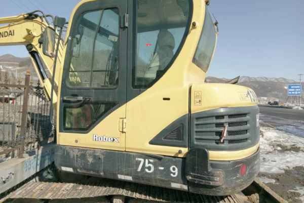 吉林出售转让二手6000小时2011年现代R60挖掘机