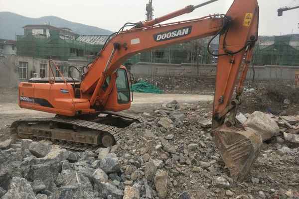 河南出售转让二手6000小时2010年斗山DH220LC挖掘机
