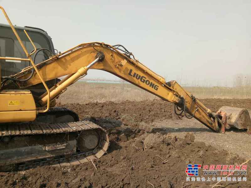 山东出售转让二手8000小时2011年柳工CLG915D挖掘机