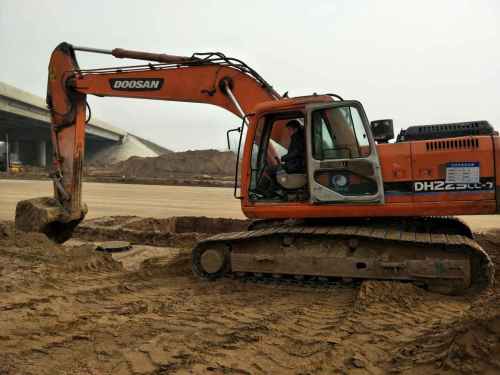 河南出售转让二手7585小时2010年斗山DH225LC挖掘机