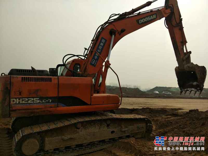 河南出售转让二手7585小时2010年斗山DH225LC挖掘机