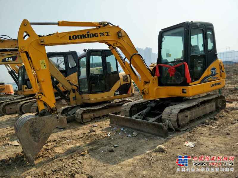 河南出售转让二手1856小时2015年龙工LG6065挖掘机