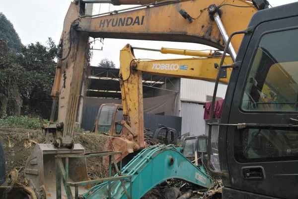 四川出售转让二手7500小时2011年现代R225LC挖掘机