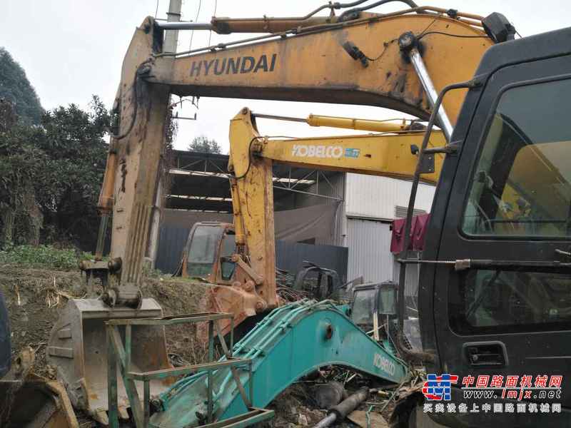 四川出售转让二手7500小时2011年现代R225LC挖掘机