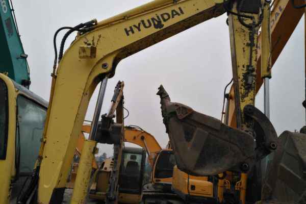 四川出售转让二手8300小时2010年现代R60挖掘机