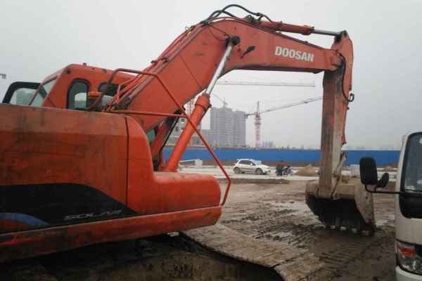 河南出售转让二手13000小时2009年斗山DH220挖掘机