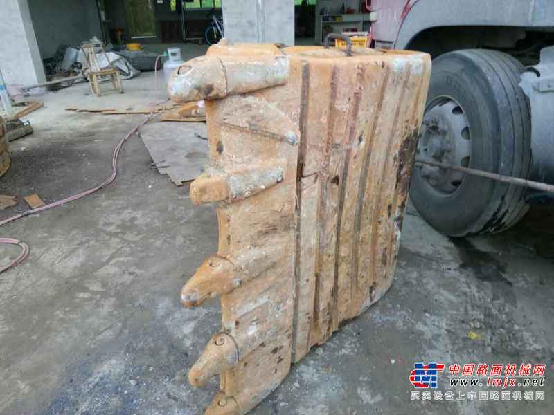 江西出售转让二手5600小时2011年龙工LG6235挖掘机