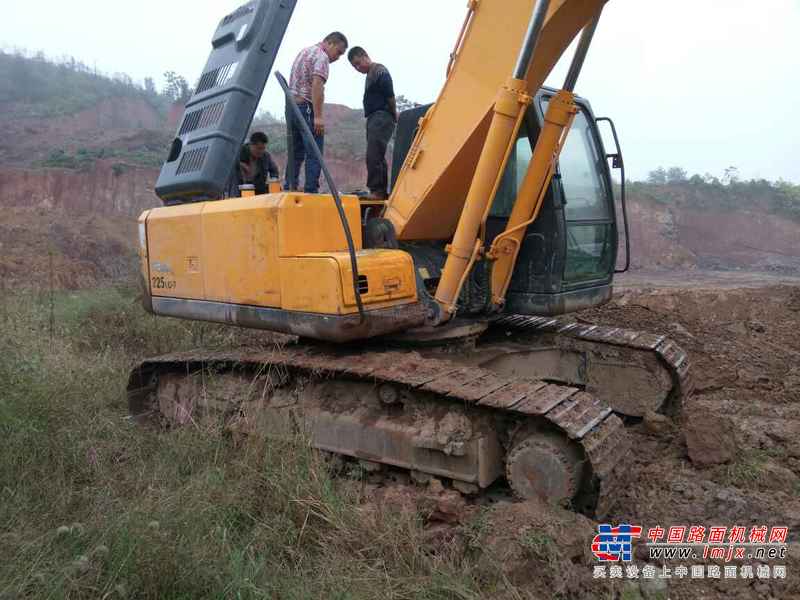 江西出售转让二手6700小时2010年现代R215挖掘机