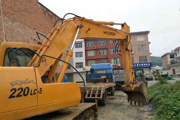 江西出售转让二手17980小时2005年现代R220LC挖掘机