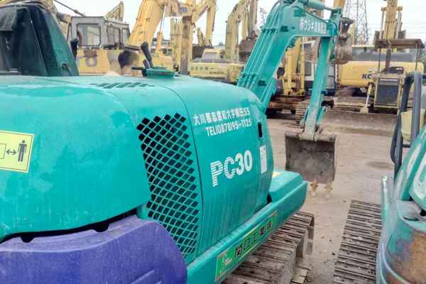 广东出售转让二手5800小时2006年小松PC30挖掘机