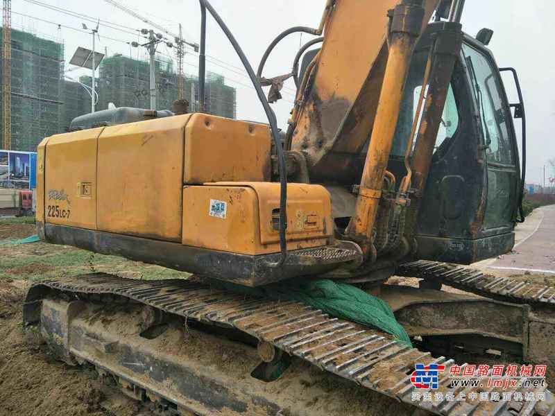 河南出售转让二手7500小时2011年现代R225挖掘机