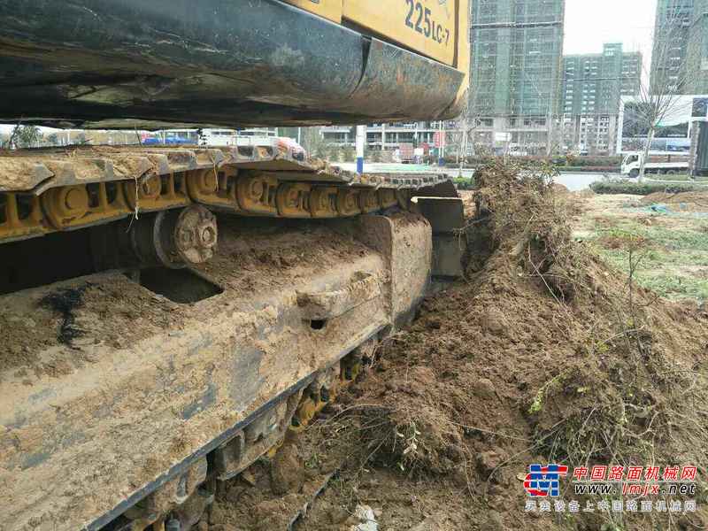 河南出售转让二手7500小时2011年现代R225挖掘机