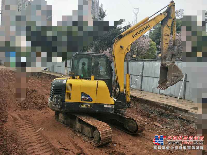 四川出售转让二手6252小时2011年现代R60挖掘机