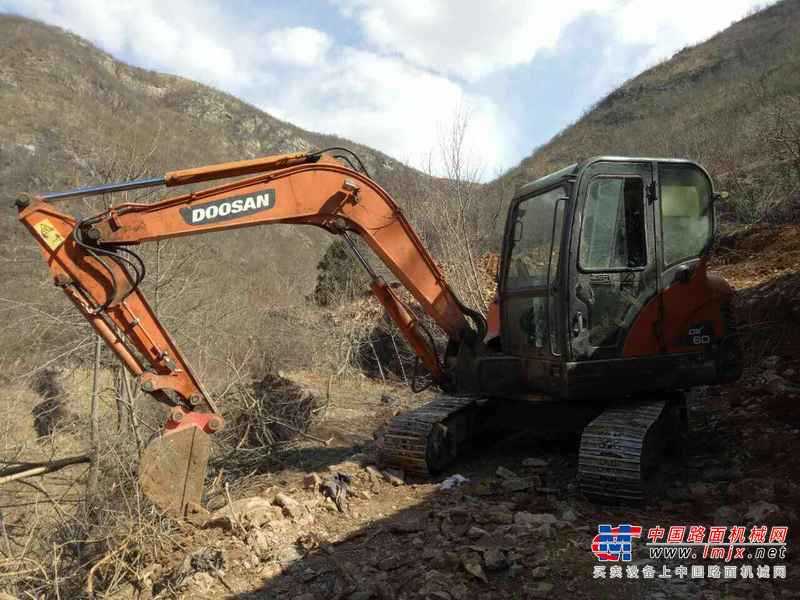 河南出售转让二手8000小时2011年斗山DX60挖掘机