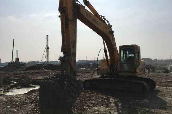江苏出售转让二手17000小时2008年现代R215挖掘机