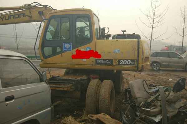 山东出售转让二手9000小时2006年现代轮挖R130W挖掘机
