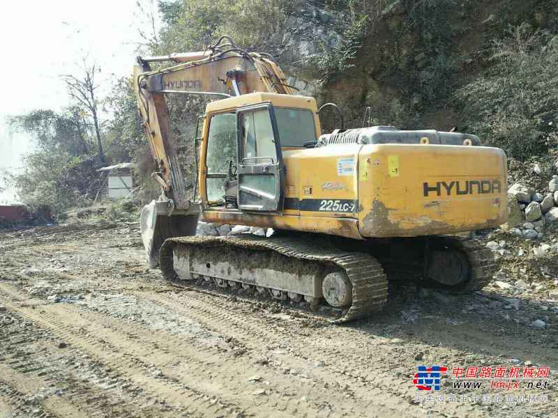 贵州出售转让二手9000小时2005年现代R225LC挖掘机