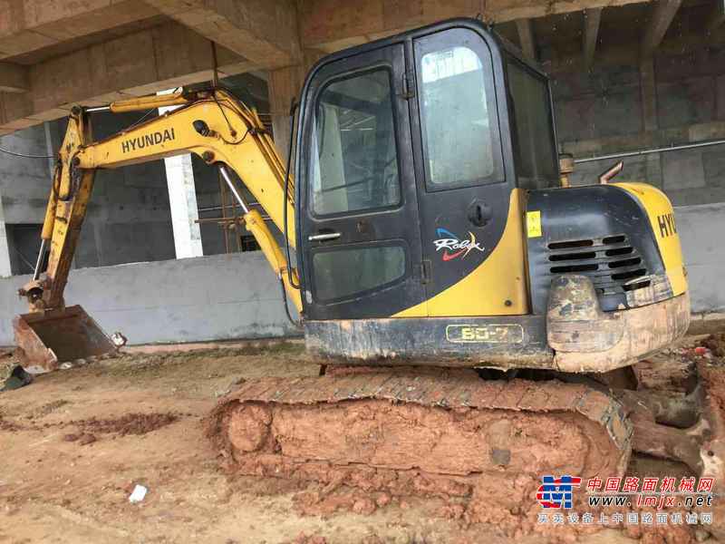 江西出售转让二手7500小时2010年现代R60挖掘机