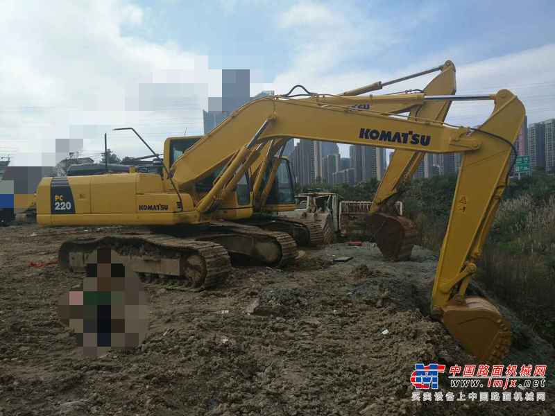 贵州出售转让二手5000小时2013年小松PC220挖掘机