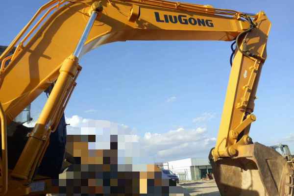 云南出售转让二手7563小时2010年柳工CLG915C挖掘机