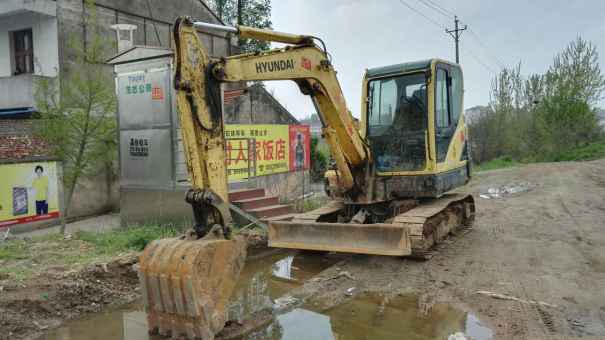 湖北出售转让二手6000小时2011年现代R60挖掘机