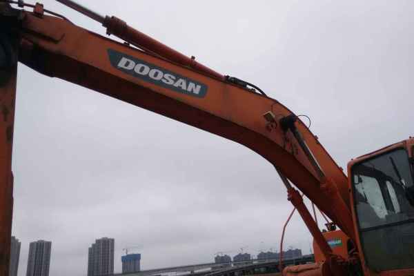 湖南出售转让二手8000小时2009年斗山DH225挖掘机