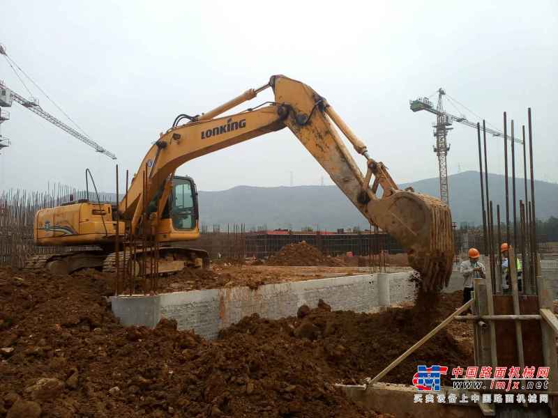 浙江出售转让二手7000小时2013年龙工LG6215挖掘机