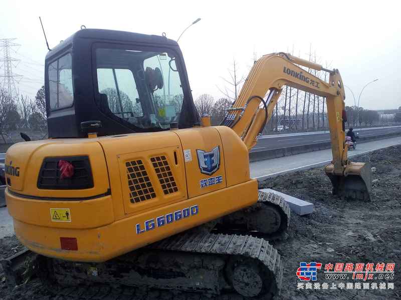 浙江出售转让二手2000小时2015年龙工LG6060D挖掘机